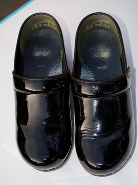 Dansko XP 20 Black Patent Leather Clogs Size 39 Wide Width Good Condition
